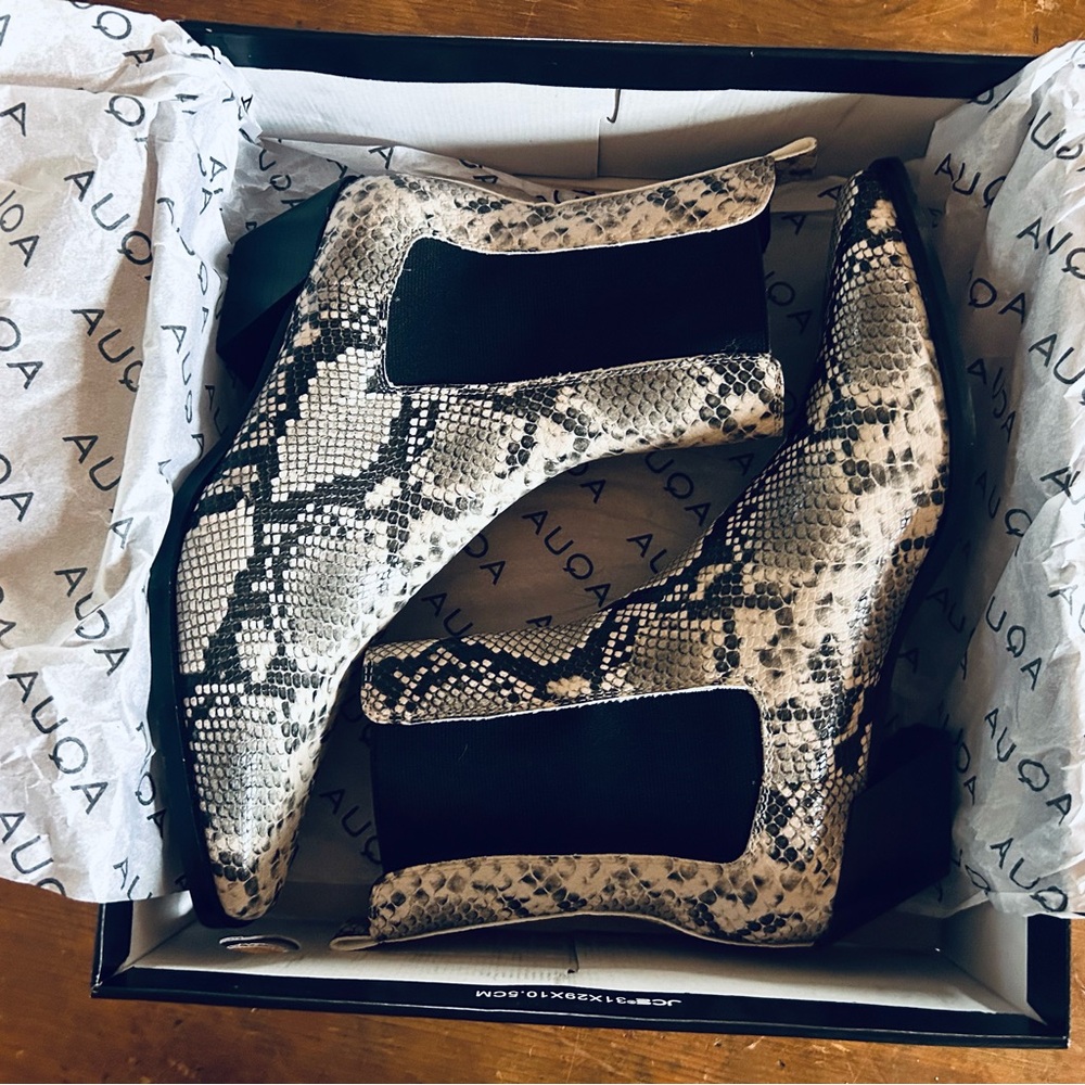 NWT AQUA Esra snakeskin pattern leather Chelsea boots. With box. - Picture 6 of 10